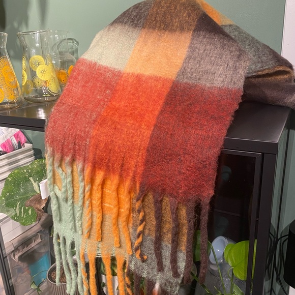 Long and wide colourful plaid scarf - Picture 5 of 7